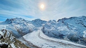 Die Gletscherschmelz Die Gletscherschmelze schreitet voran. Hier der Grenzgletscher im Kanton Wallis im Hintergrund die Dufourspitze.