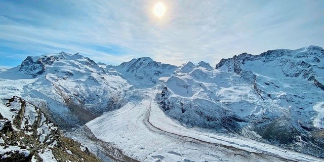 Die Gletscherschmelze schreitet voran. Hier der Grenzgletscher im Kanton Wallis im Hintergrund die Dufourspitze. 