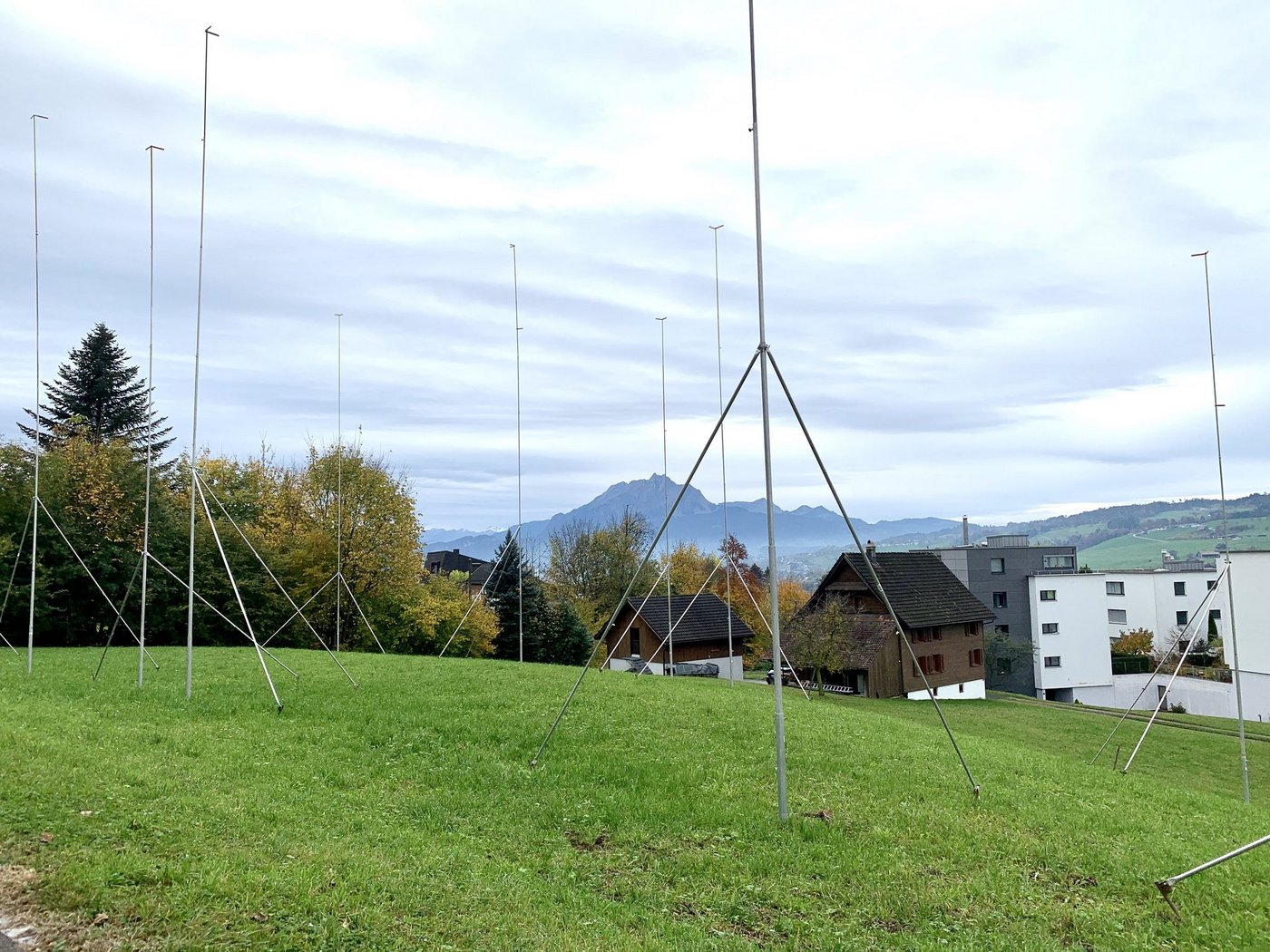 Baugespann auf grüner Wiese in Küssnacht am Rigi. Es gibt noch viele landwirtschaftliche Nutzflächen innerhalb der Bauzonen, nicht nur im Kanton Luzern.  (Bild js)