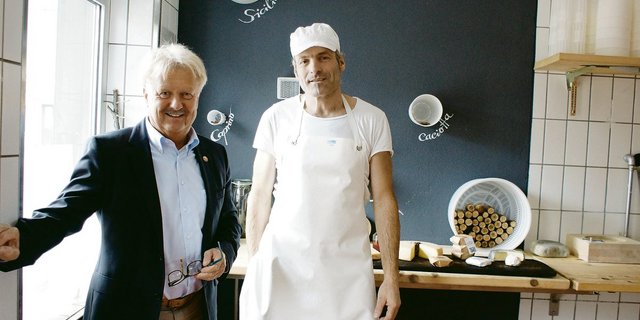 Freude am Käser-Handwerk und am Tüfteln: Jörg Baumann (links) und Käsermeister Peter Limacher.(Bild sso)