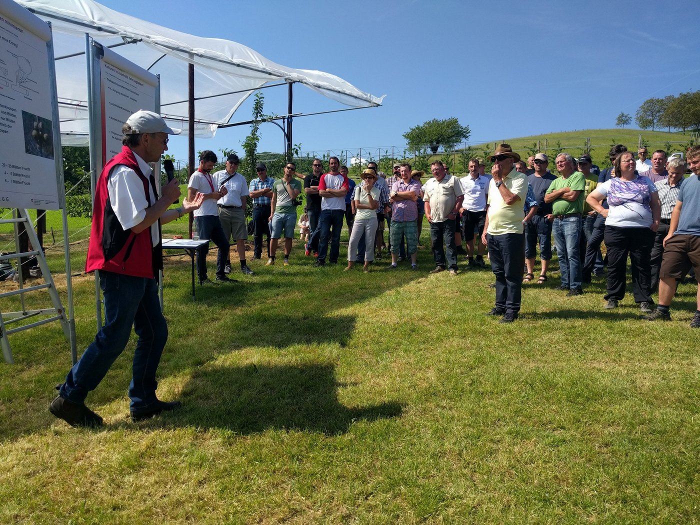 Othmar Eicher (l.) von der Liebegg gibt Tipps zur Minimierung der Schäden weiter. (Bild sbu)