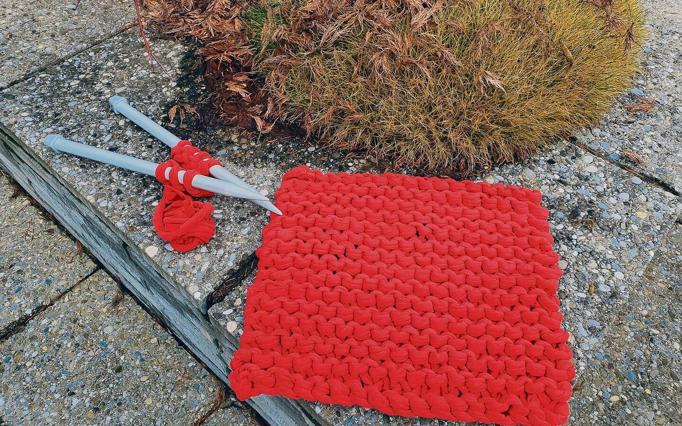 Weiter verwerten: Aus einem ausgedienten Jersey-Fixleintuch kann mit wenig Zeitaufwand eine trendige Sitzauflage gestrickt werden.