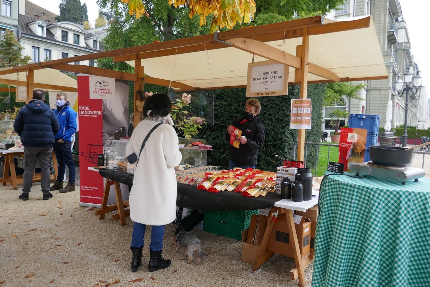 Auf dem Kurplatz vor dem Pavillon in Luzern fand letztes Wochenende das Cheesefestival statt. Trotz der Maskenpflicht kamen viele Leute vorbei, um die Käser zu unterstützen. (Bilder Mirjam Birrer)
