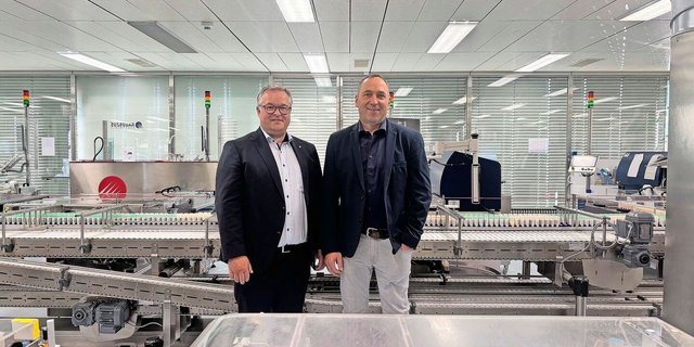 Geschäftsführer Christian Beck (links) und Verwaltungsratspräsident Markus Gerber im Suisselab-Labor. 