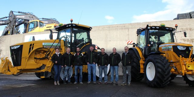 Team von Zurbuchen Bodenschutz vor dem neuen JohnDeere Raupentraktor. (Bild zVg)