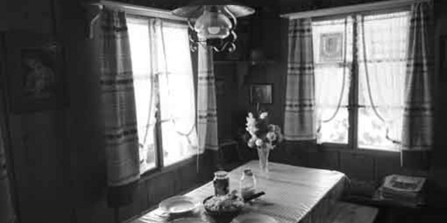 Das alte Bauernhaus, mit Generationen von Geschichten, einige mäandern in die Dunkelheit. (Bild Pinaki)