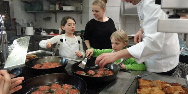 Wie die Profis: Kinder im Kochkurs. (Bild Proviande)
