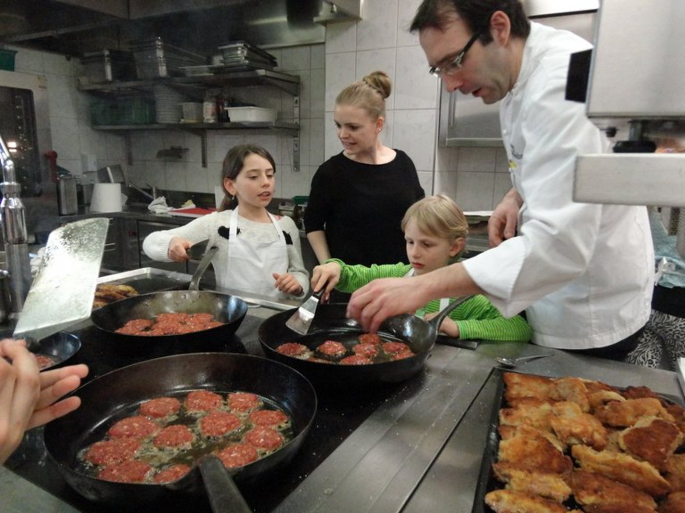 Wie die Profis: Kinder im Kochkurs. (Bild Proviande)