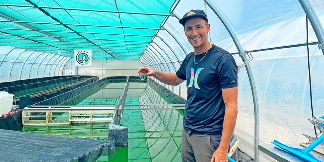 Mit regelmässigen Wasserproben stellt Robin Dorsaz sicher, dass die Spirulina wächst.