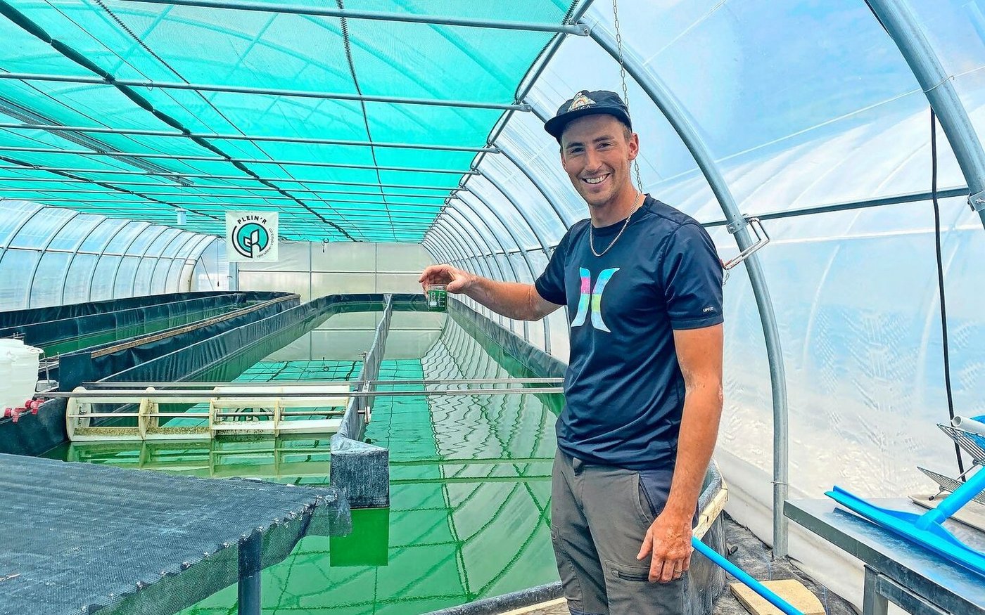 Mit regelmässigen Wasserproben stellt Robin Dorsaz sicher, dass die Spirulina wächst.