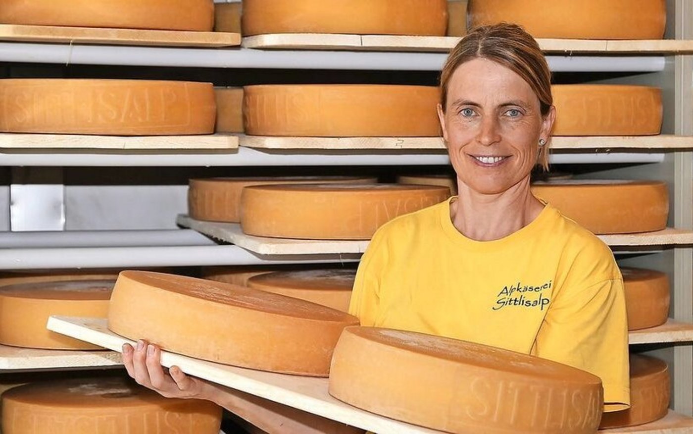 Edith Gisler-Arnold arbeitet einen Tag pro Woche in der Sittlisalp-Alpkäserei. Sie geniesst ihren abwechslungsreichen Alltag.