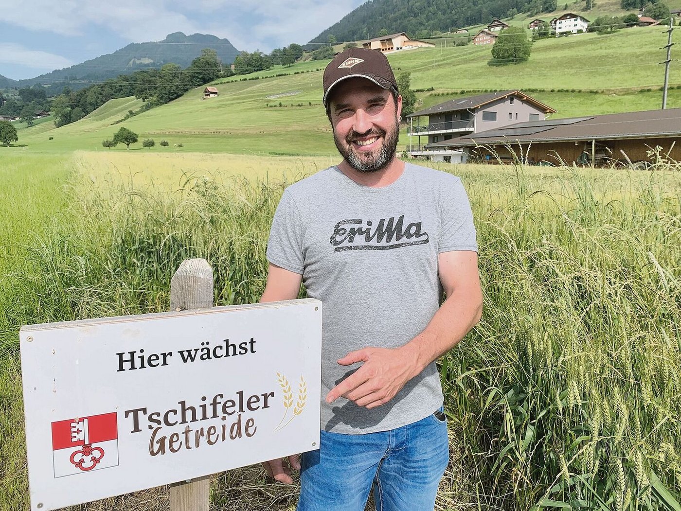 Markus Langensand vor dem Weizenfeld mit der Biosorte Montalbano. Auf Herbizide, Halmverkürzer und Insektizide wird verzichtet. Die wenigen Gräser der Vorkultur Kunstwiese seien nicht problematisch. 