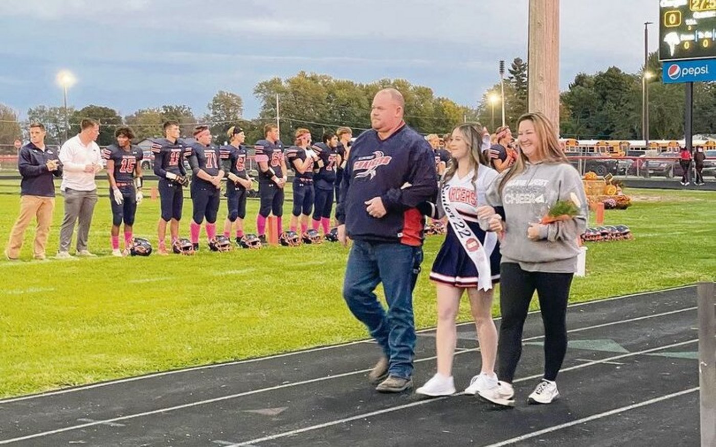 Schelby wird von ihren Eltern an der Senioren-Nacht begleitet. Dieses Highlight findet jedes Jahr jeweils am letzten Heimspiel der Footballmannschaft statt und hat eine lange und bedeutungsvolle Tradition. 