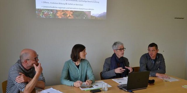 Zum Mediengespräch luden die VKMB-Präsidentin Regina Fuhrer-Wyss (rechts) und Geschäftsführerin Barbara Küttel zwei Quereinsteiger ein: Stephan Koch-Mathis, Bergbauernsohn aus Root LU (rechts) und Thomas Urech aus Hallwil AG, studierter Anthropologe. (Bild jsc) 