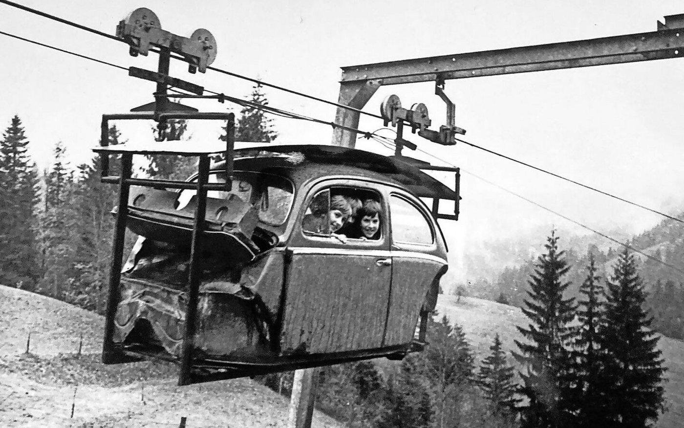 Ein ausrangierter Käfer diente als Seilbahnkabine zur Schwesternegg.