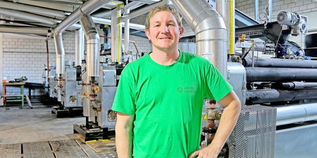 Georg Hodel im Maschinenraum: Hier sind fünf autonome Holzvergasungsanlagen und nachgelagerte Generatoren mit einer Leistung von 340 kW installiert. 