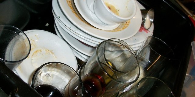 Am Frauenstreiktag, am 14. Juni wird sich in einigen Küchen das schmutzige Geschirr stapeln. Nicht so in den Küchen der Luzerner Bäuerinnen. Sie sind gegen den Streik. (Symbolbild Pixelio) 