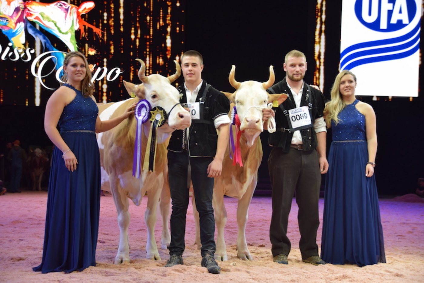 Die Simmental-Champion 2020 heisst Fabbio Azalea (links) von Ueli Schärz, Aeschi b. Spiez. Unetto Wallonie, Familie Schmid, Guggisberg BE, wurde Reserve-Champion. (Bild jba)