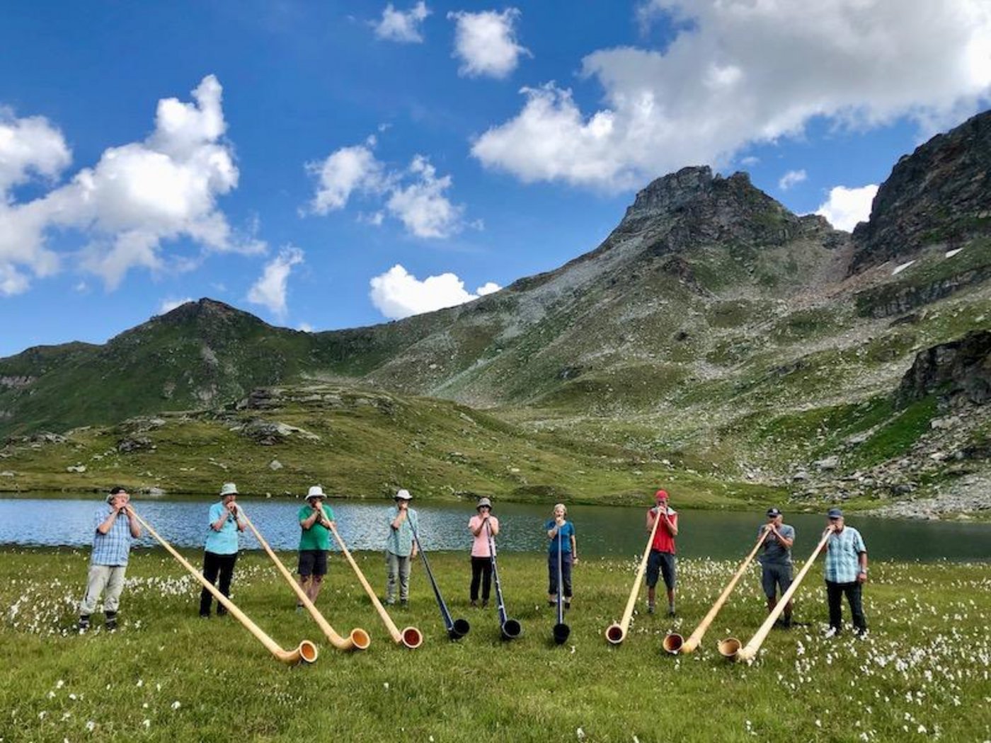 Alphornbläserinnen und -bläser am Guraletschsee oberhalb von Vals GR: Sie spielen in einer gewaltigen Naturkulisse. Das Echo musiziert mit. (Bilder und Video Esther Thalmann)
