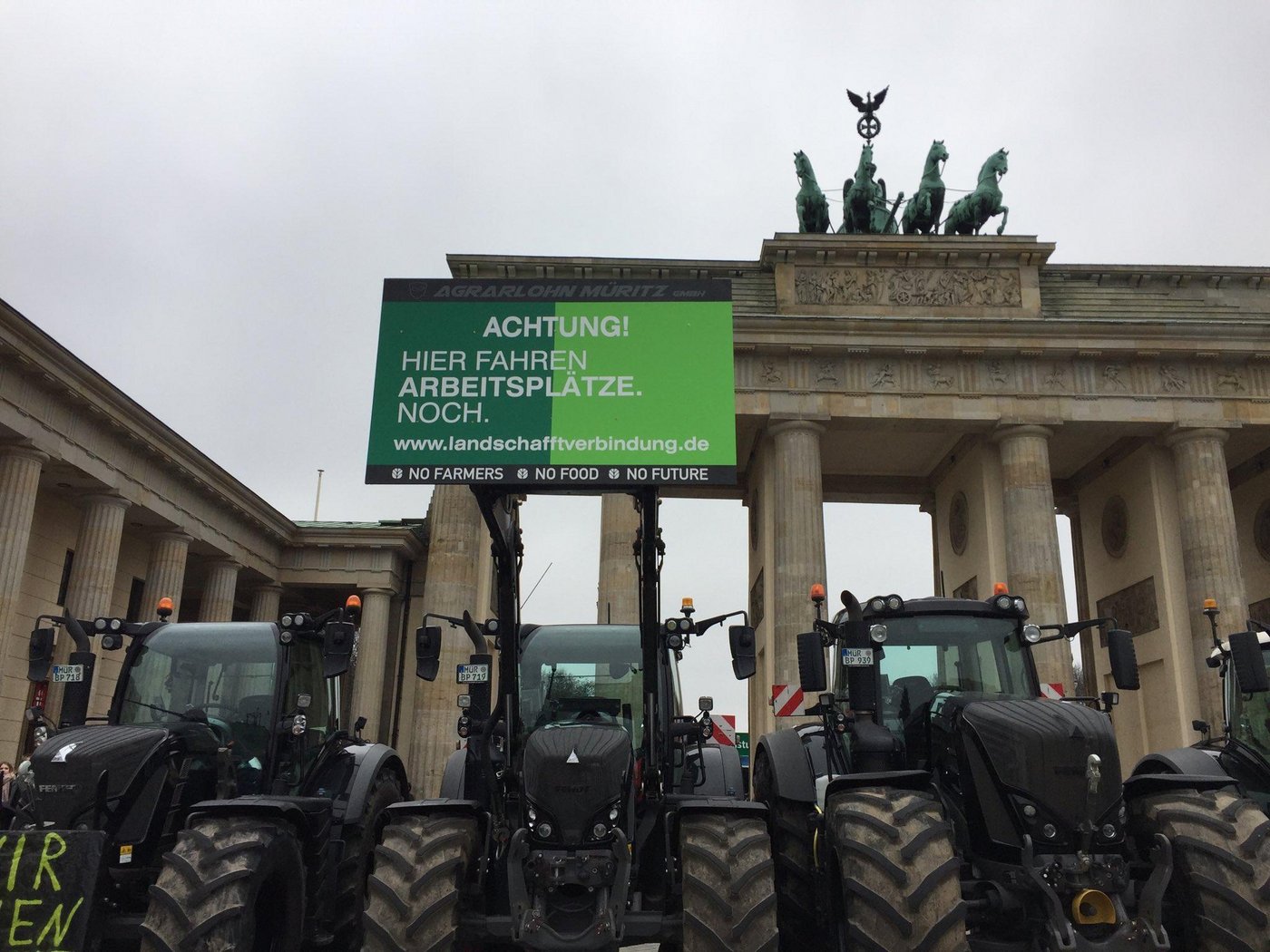 Die Bauern wollen sich die neuen Vorschriften nicht gefallen lassen. (Bild Julia Löhr /Twitter)