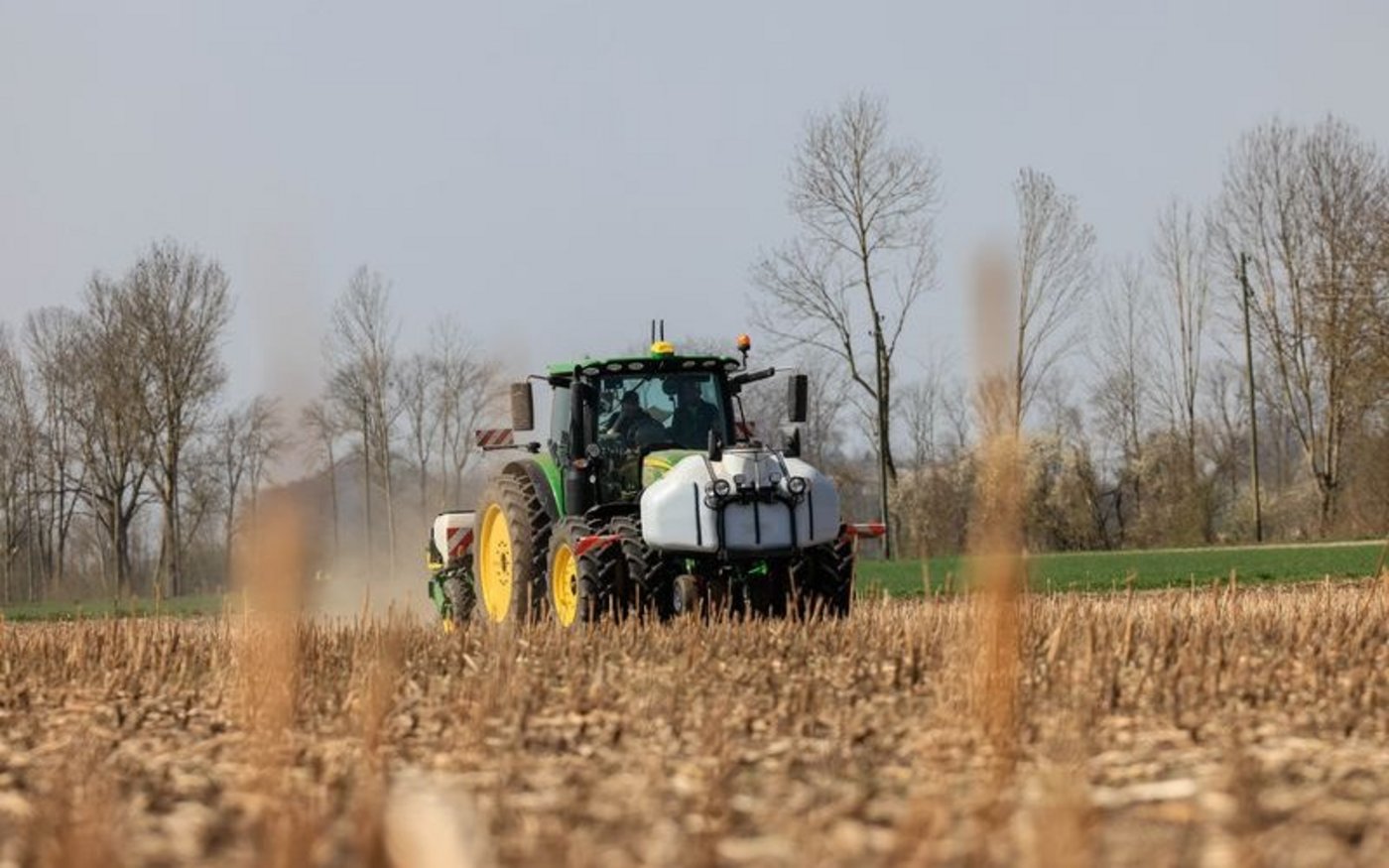 Der digital-vernetzte Traktor von der Landag AG ist mit der Einzelkornsämaschine bei der Zuckerrübensaat unterwegs – nebst dem Saatgut können zwei flüssige sowie zwei feste Produkte (beispielsweise Startdüngung, Biostimulation etc.) gleichzeitig und sehr genau platziert und verteilt werden. (Bild Peter Röthlisberger)