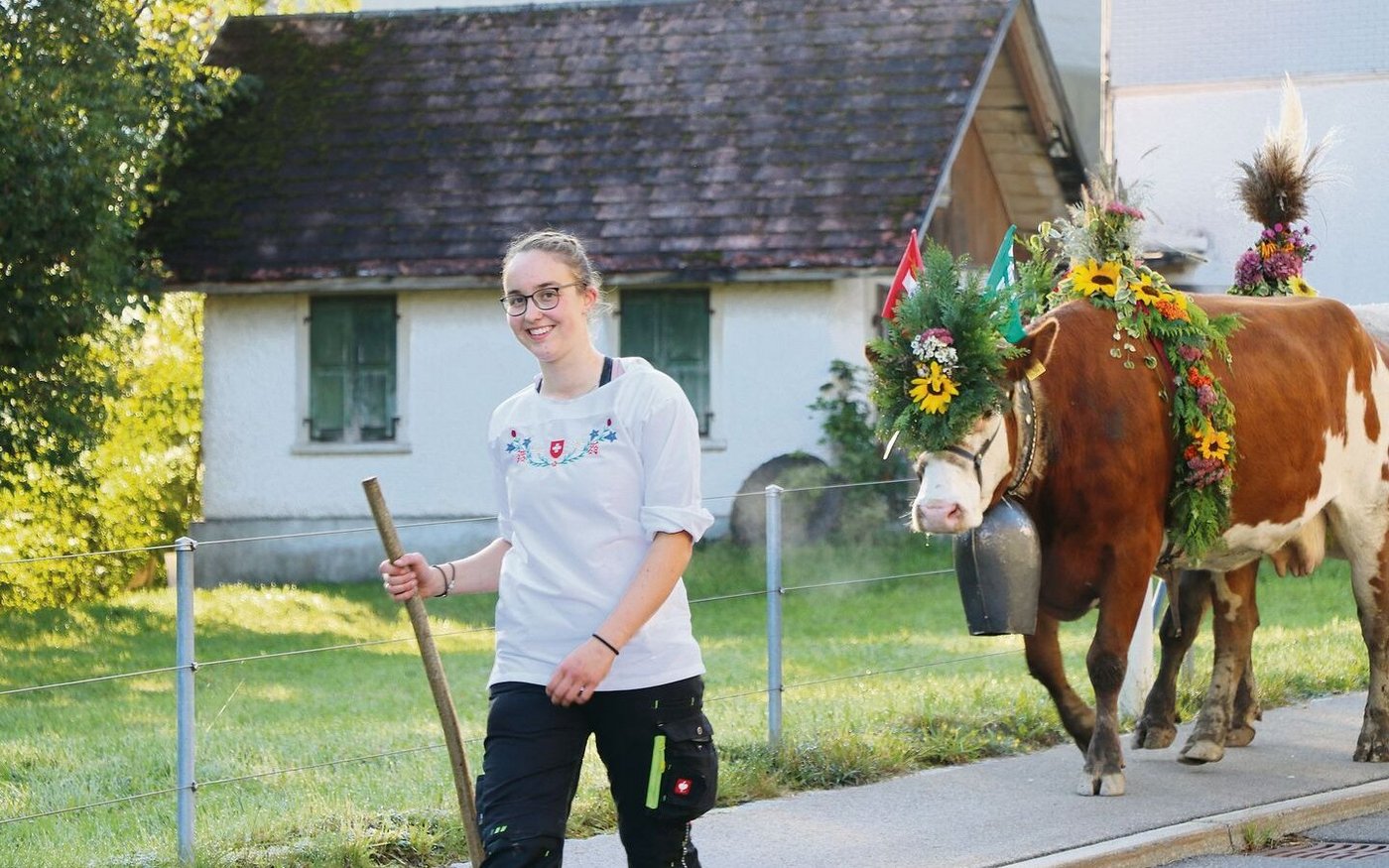 Freut sich auf künftige Alpsommer: Rahel Schätti an der Alpabfahrt der Alp Bärlaui.