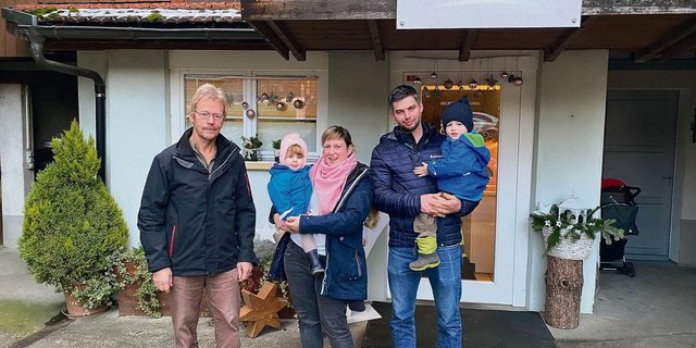 Beni Weiss (links) war es wichtig, dass der Hofladen erhalten bleibt. Manuela Emmenegger (mit Fabienne auf dem Arm) hat als gelernte Konditorin-Confiseurin das Sortiment erweitern können. Ihr Mann Lukas (mit Oliver) führt das wöchentliche Brotbacken fort. 