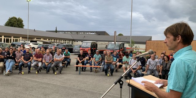 An der Bauernversammlung beim BBZN Hohenrain orientierte Heinz Schmid vom Bäuerinnen- und Bauernverein Unteres Seetal   über die Beschwerde gegen die angepasste kantonale Phosphorverordnung und die Absichten für die Gründung einer IG.  (Bild js)