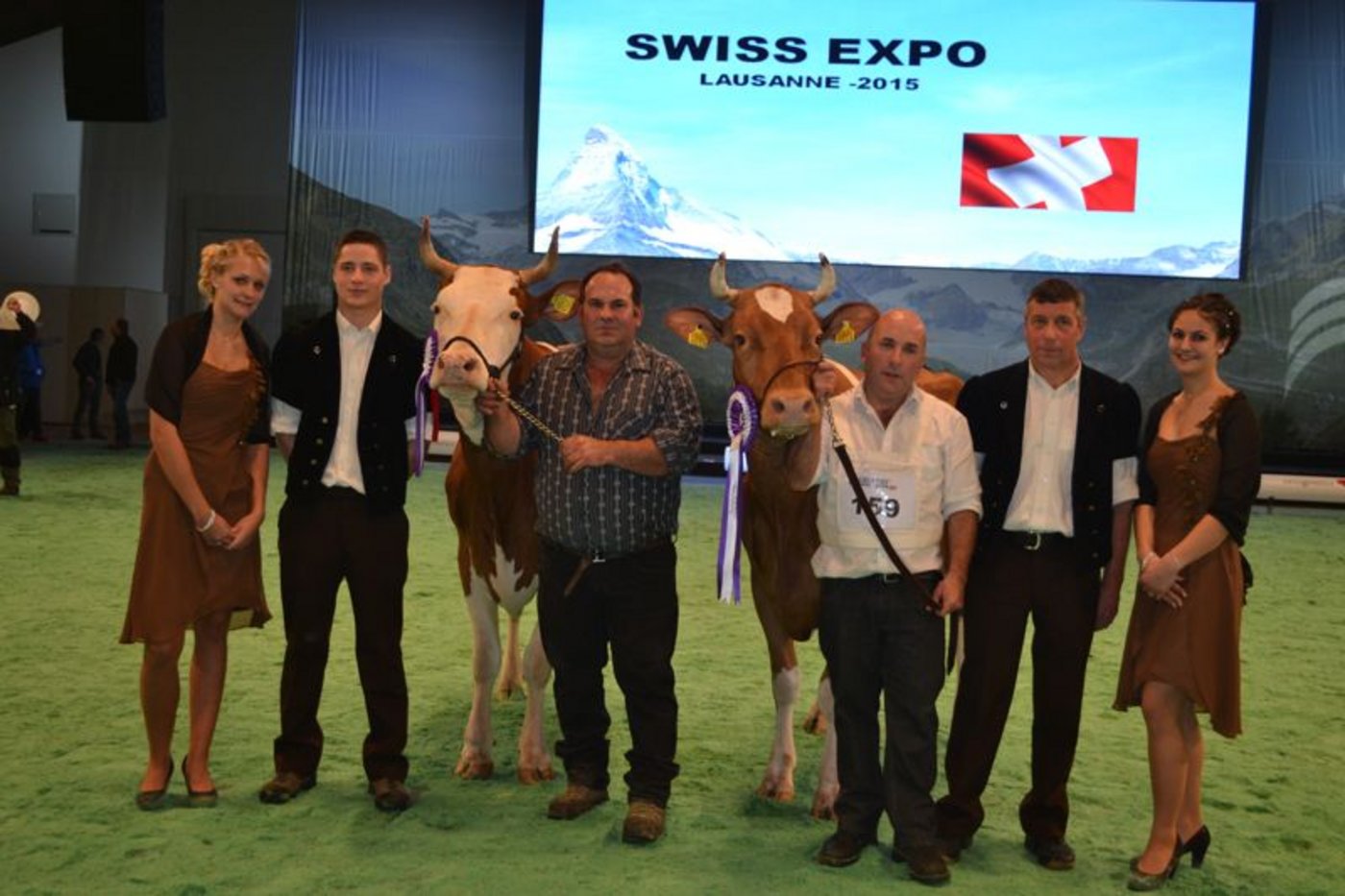 Grand-Champion-Wahl bei den Swiss-Fleckvieh: Incas Roxane von Edith und Christian Delabays aus Châtelard-p-Romont FR (rechts) gewinnt vor Incas Anemone von Michel Rey, ebenfalls aus le Châtelard FR.