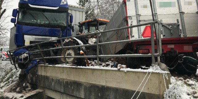 Beide Lenker wurden bei dem Unfall nur leicht verletzt. (Bild Polizei Schweiz)