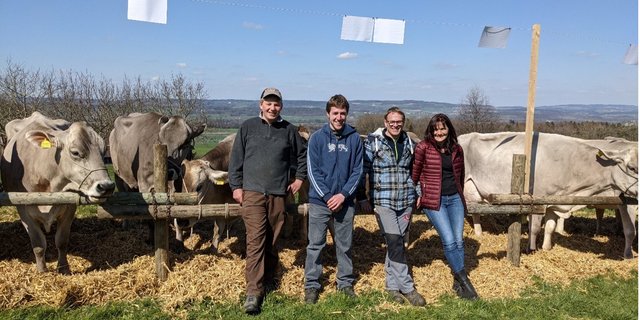 Roman Eugster mit Gabriel Frei und dem Betriebsleiterpaar (v. l. n. r.). Im Hintergrund die Zuchtfamilie. (Bild zVg)