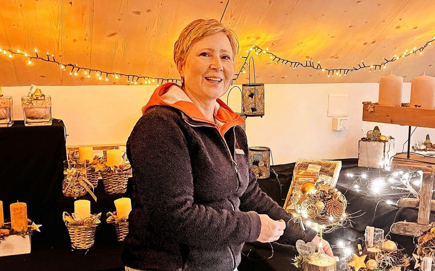 Die Adventsausstellung auf dem Mühltoblerhof fand am vergangenen Wochenende statt. Ruth Tanner als gelernte Floristin hat dafür Blumendekorationen und Kränze angefertigt.