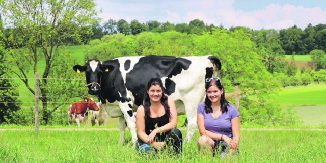 Angela und Bettina Belser mit Wolfhead Salto Black Kelly, die ihren ersten, überraschenden Schauauftritt vor sieben Jahren hatte. Aus den damaligen Teenagern sind ausgebildete Landwirtinnen geworden. Unverändert ist ihre Freude am Beruf. (Bild Ruth Aerni)