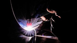 Komplexe Reparaturen Komplexe Reparaturen am Traktor mithilfe von Softwares selber tätigen? Smarte Telematik-Systeme können Störungen bereits orten, bevor sie eintreten. Das könne Vorteile haben, meint Roman Engeler von Landtechnik Schweiz.