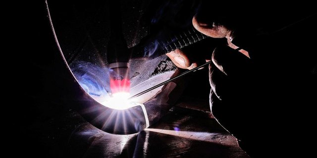 Komplexe Reparaturen am Traktor mithilfe von Softwares selber tätigen? Smarte Telematik-Systeme können Störungen bereits orten, bevor sie eintreten. Das könne Vorteile haben, meint Roman Engeler von Landtechnik Schweiz.