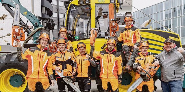 Mitglieder des Swiss Teams der Holzhauer präsentierten mitten in Aarau ihr Können. 