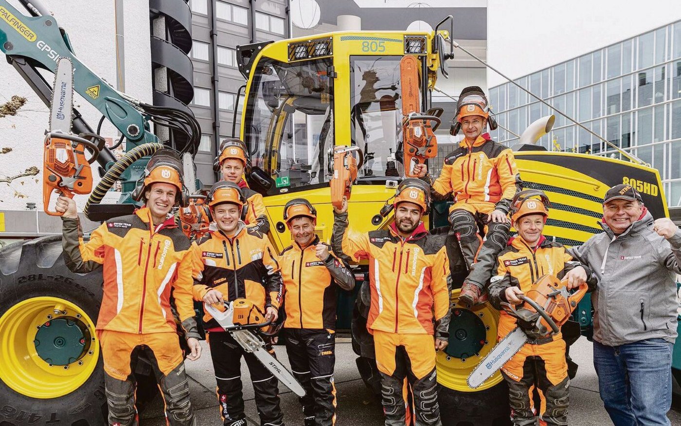 Mitglieder des Swiss Teams der Holzhauer präsentierten mitten in Aarau ihr Können. 