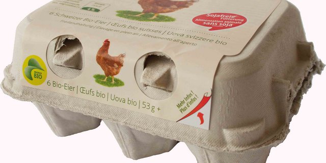 «Ohne Soja-Fütterung» steht auf der roten Sprechblase – das Label für die Bio-Eier, dessen Legehennen Sonnenblumenkuchen fressen. (Bild zVg)