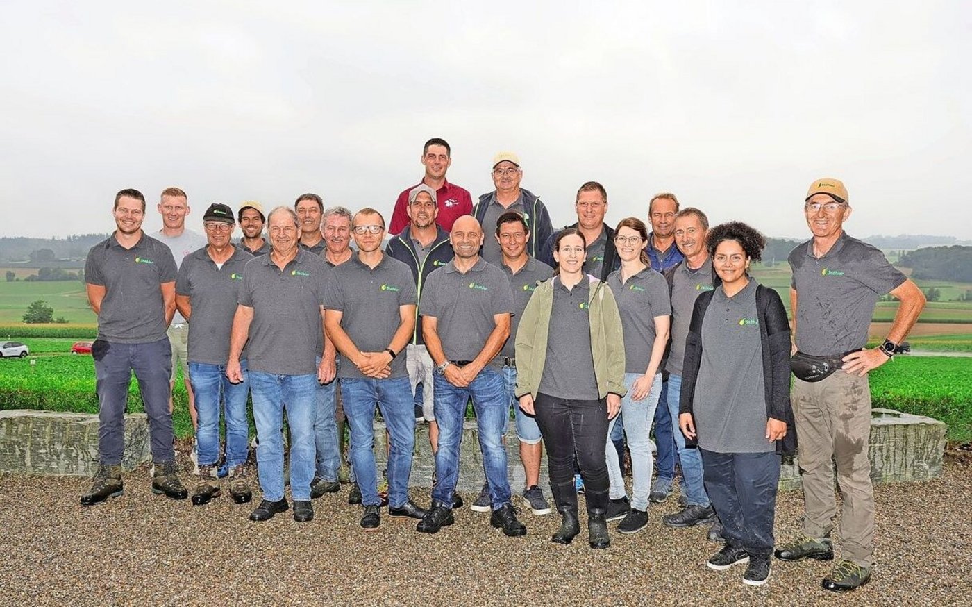 Die Mitarbeiter der Stähler Suisse SA am Stähler-Tag. Dieser fand auf dem Betrieb von Rahel und Daniel Jäger (rotes T-Shirt) statt, Florian Marti (achter von links), Leitung Aussendienst, organisierte den Anlass. 
