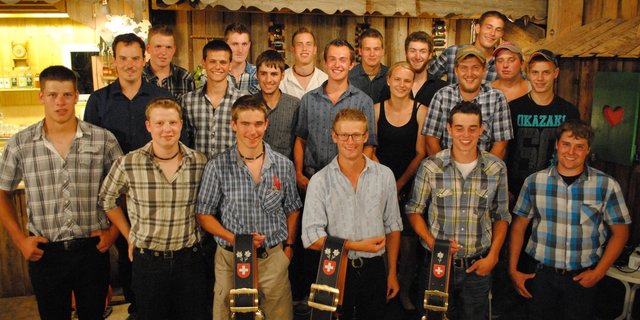 Die 18 Junglandwirte und eine Junglandwirtin bei der Feier auf dem Lützelhof in Pfäffikon. (Bild Michael Ruoss) 