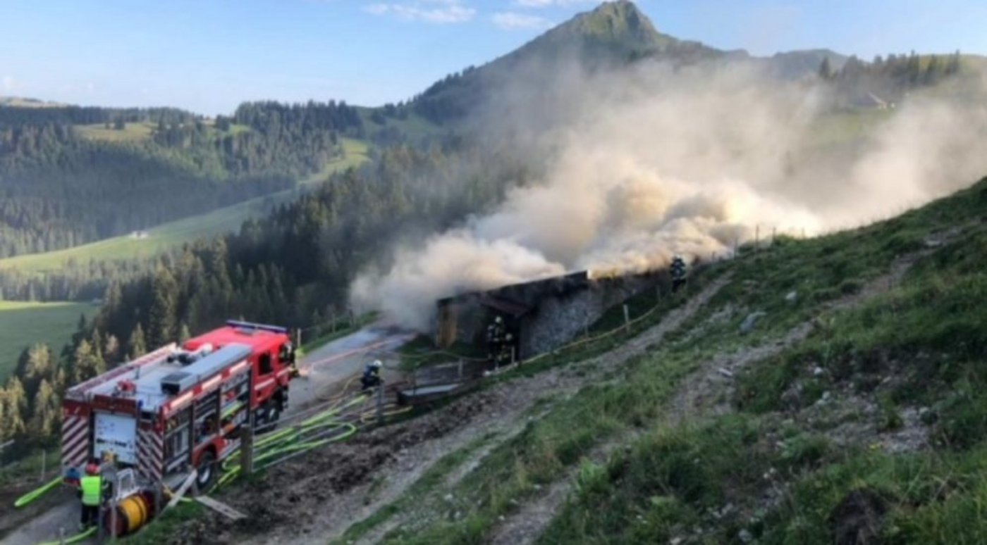 Als die Rettungskräfte eintrafen, stand das Dach des Chalets in Flammen. (Bild Kapo FR)