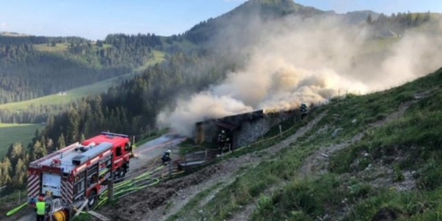 Als die Rettungskräfte eintrafen, stand das Dach des Chalets in Flammen. (Bild Kapo FR)