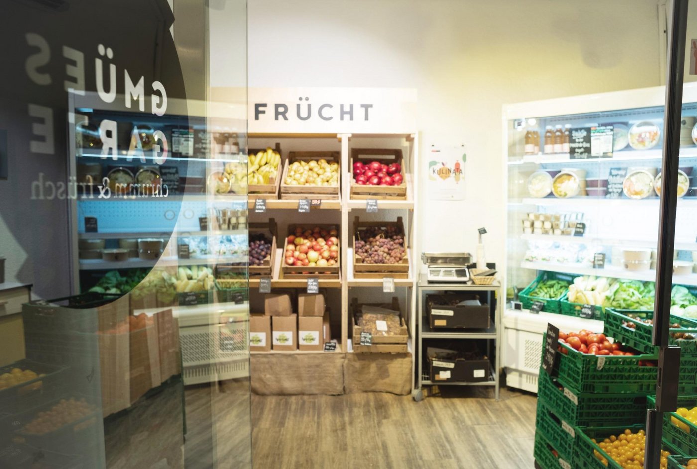 Beim «Gmüesgarte» gibt es neben Gemüse und Früchte auch Salate, Suppen oder Smoothies – alles nach dem Motto «chrumm & früsch». (Bild Gmüesgarte)