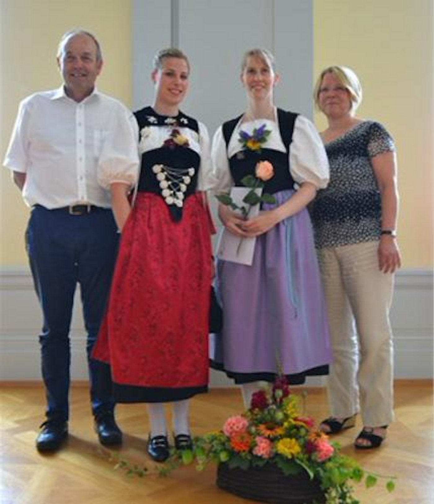 Durch die Agrarmedien ausgezeichnet: (v. l. n. r.) Markus Aebi (Präsident Agrarmedien), Andrea Bigler, Evelyn Mürner, Barbara König (Geschäftsführerin Agrarmedien)