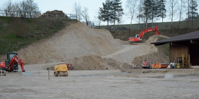 Noch laufen die Arbeiten an der künftigen Emmental Arena auf Hochtouren. (Bild sb)
