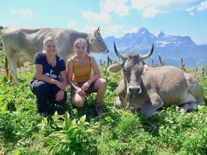 Porträt: Zwei Schwestern überbrücken den Zigerschlitz Schwestern mit Aussicht: Debora (l.) und Alexandra Huber auf dem Saasberg, der obersten Staffel der Alp Bodmen. Hier melkt Debora 29 Kühe, Alexandra arbeitet derweil im Ortstockhaus oberhalb von Braunwald. Den Ortstock sieht man im Hintergrund. (Bilder akr)