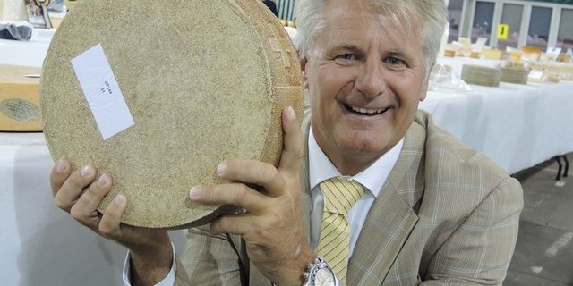 Affineur Walo von Mühlenen mit dem preisgekrönten Stärnächäs. (Bild zVg)