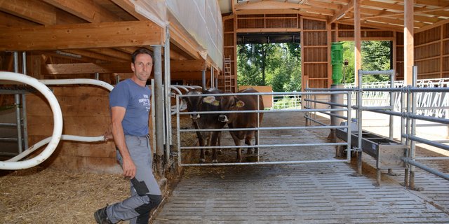Sepp Ineichen aus Altwis LU im neuen Stall für die Mutterkühe. Für dessen Bau war der finanzielle Beitrag der AKS-Stiftung ein willkommener Zustupf. (Bild Josef Scherer)