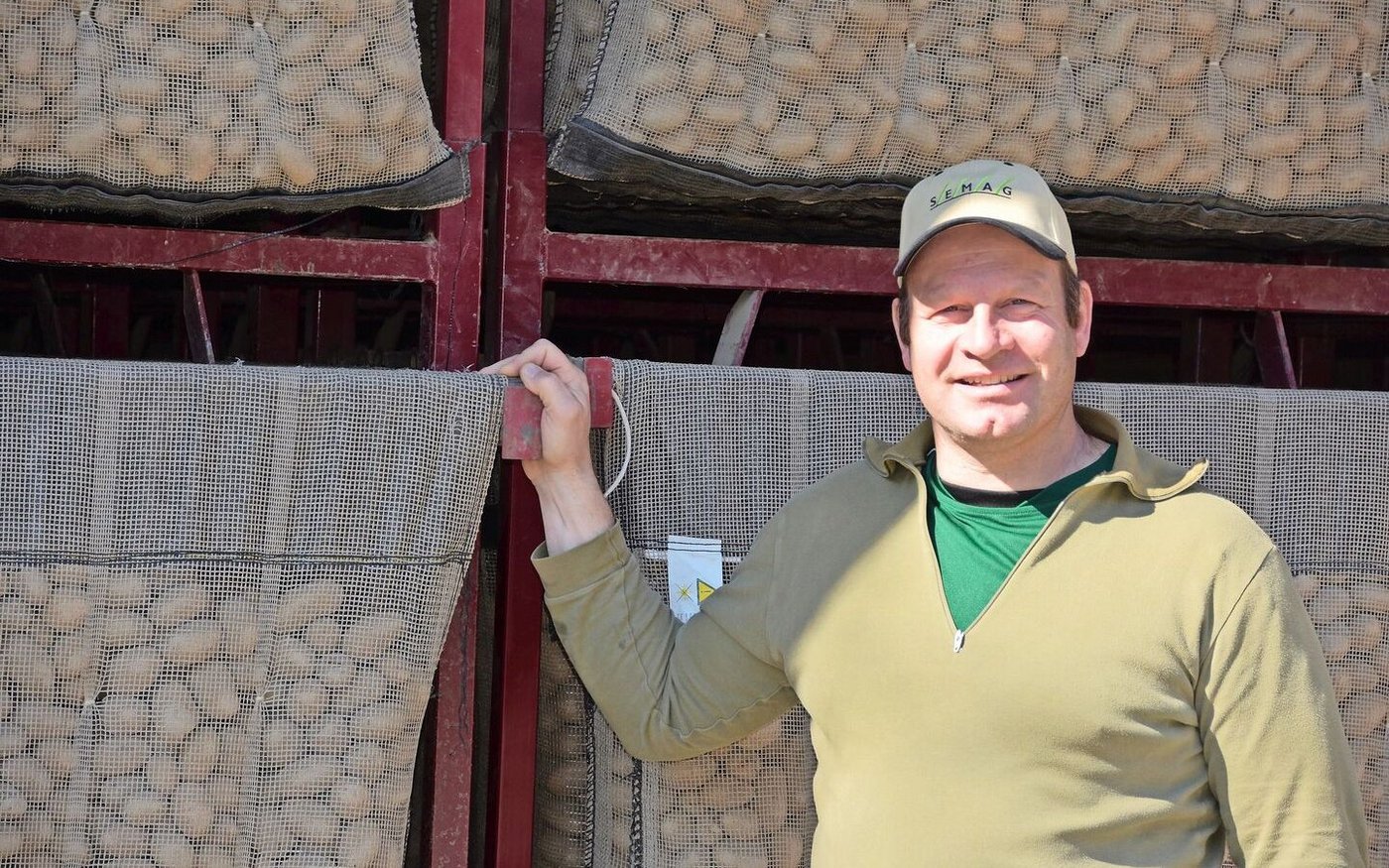 In schmalen Säcken keimen die Pflanzkartoffeln vor dem Setzen. «Die Frites für die WM 2034 müssten wir jetzt zu vermehren anfangen», verdeutlicht Thomas Ritz den Zeitbedarf der Pflanzgut-Produktion.