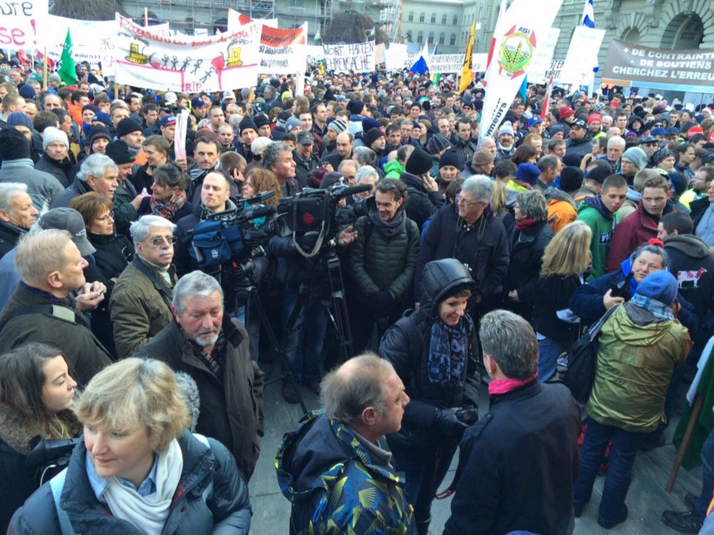 Hohe Kameradichte: Zahlreiche Journalisten hatten sich unter die Demonstranten gemischt, um ihre Meinung ungefiltert in die Stuben des Publikums zu transportieren. (Bild Adrian Krebs)